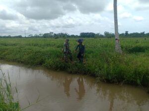 Babinsa Koramil 426-03/ Rawajitu Melaksanakan Anjangsana Di sawah Bapak Edy Yang Sedang Melakukan Pemasangan Pompa Air