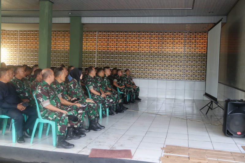 Tingkatkan Semangat Juang Prajurit, Dandim 0410/KBL Ajak Personel Nobar Film De Oost