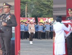 AKBP James Jadi Irup Penurunan Bendera Pada HUT Ke-79 Kemerdekaan RI, Masyarakat Berikan Standing Ovation