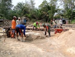 Babinsa Koramil 426-05/Penawar Aji Melaksanakan Kegiatan bergotong royong dengan masarakat
