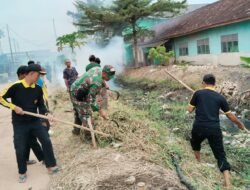 Babinsa Koramil 426-03 Rawajitu Gotong-Royong Bersihkan Sampah Di Aliran Sungai