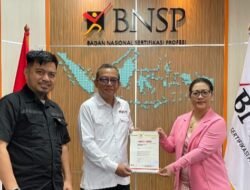 Ciptakan Profesionalisasi Industri Laundry, BNSP Serahkan Sertifikat Lisensi dan Plakat kepada LSP Binatu Indonesia