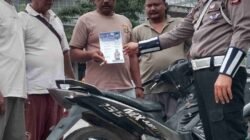 Foto Kanit Kamsel Aiptu Yohan Prabowo pembagian pamflet dan brosur ,foto spesial