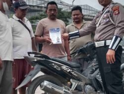Hari ke-5 Operasi Keselamatan, Satlantas Polres Tulang Bawang Barat Bagikan Pamflet dan Brosur Kepada Pengguna Jalan