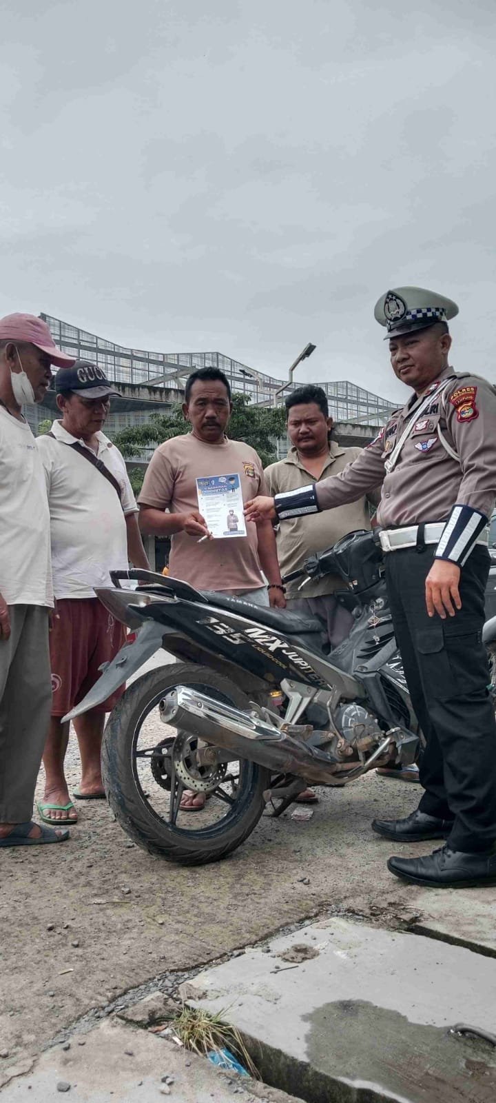 Foto Kanit Kamsel Aiptu Yohan Prabowo pembagian pamflet dan brosur ,foto spesial