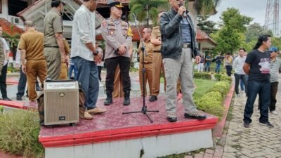 Ratusan Warga Geruduk Kantor Bupati dan Segel Balai Kampung Gunung Agung, Tuntut Kepala Kampung Mundur!