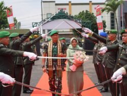 Tradisi Penyambutan Pangdam XXI/RI Mayjen TNI Kristomei Sianturi di Makodam XXI/RI Bandar Lampung