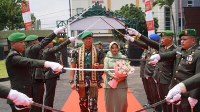 Tradisi Penyambutan Pangdam XXI/RI Mayjen TNI Kristomei Sianturi di Makodam XXI/RI Bandar Lampung