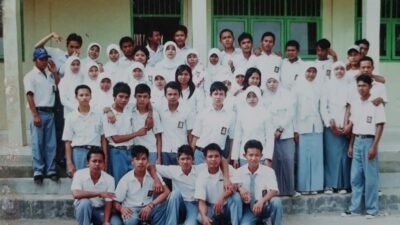 Putih Abu-Abu dan Ironi Pendidikan di Tengah Limpahan Anggaran